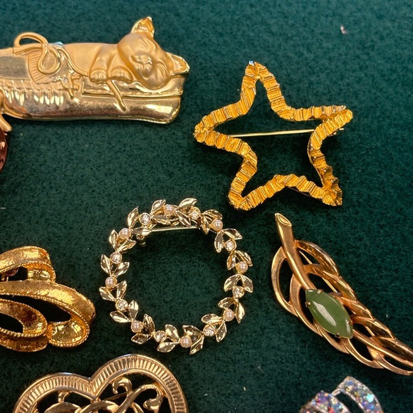 50 costume pins. - Picture 2 of 10